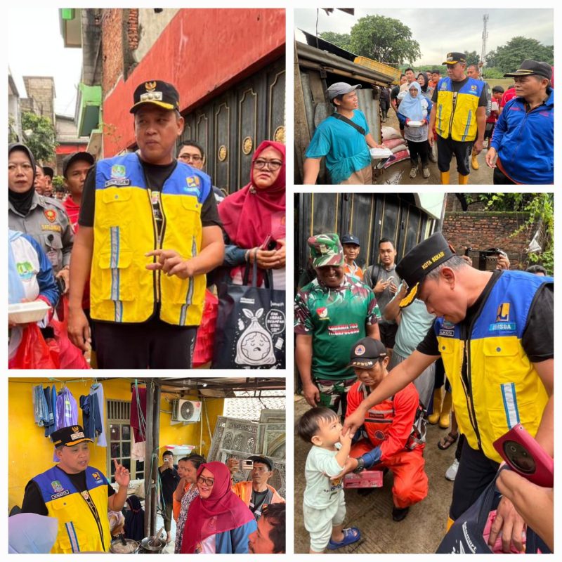 Wali Kota Bekasi Tri Adhianto, memakai rompi warna kuning dalam kunjungan ketempat banjir