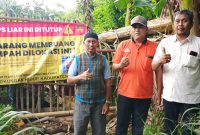 Pengawas UPTD PP Wilayah I DLH Kabupaten Bekasi, Jakirin didampingi pengawas lainnya, Mansyur dan Syaifullah.