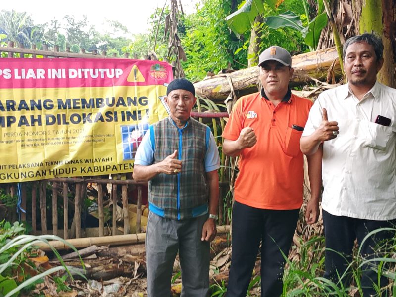Pengawas UPTD PP Wilayah I DLH Kabupaten Bekasi, Jakirin didampingi pengawas lainnya, Mansyur dan Syaifullah.