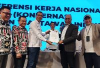 Foto bersama Ketua Umum Persatuan Wartawan Indonesia (PWI) Pusat, Ahmad Munir, usai menerima surat dukungan dari Gubernur Lampung Rahmat Mirzani Djausal.