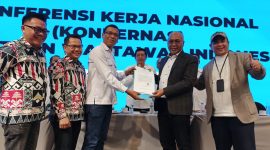 Foto bersama Ketua Umum Persatuan Wartawan Indonesia (PWI) Pusat, Ahmad Munir, usai menerima surat dukungan dari Gubernur Lampung Rahmat Mirzani Djausal.