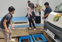 DLH Kota Bekasi melalui Bidang Pengendalian Pencemaran dan Kerusakan Lingkungan Hidup serta Penegakan Hukum (PPKLHPH) bersama tim UPTD Laboratorium DLH Kota Bekasi melakukan langkah-langkah berupa peninjauan lapangan, pengumpulan data dan informasi, serta koordinasi dengan pihak pengelola SPPG dan unsur kewilayahan setempat.