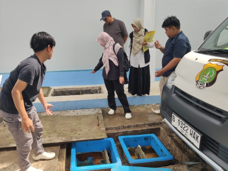 DLH Kota Bekasi melalui Bidang Pengendalian Pencemaran dan Kerusakan Lingkungan Hidup serta Penegakan Hukum (PPKLHPH) bersama tim UPTD Laboratorium DLH Kota Bekasi melakukan langkah-langkah berupa peninjauan lapangan, pengumpulan data dan informasi, serta koordinasi dengan pihak pengelola SPPG dan unsur kewilayahan setempat.