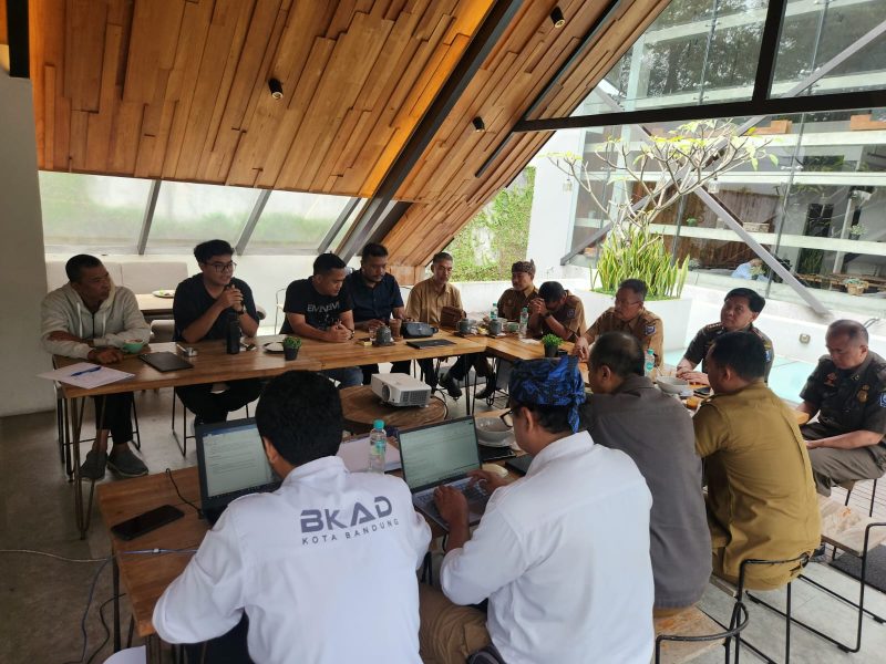 Kepala BKAD Kota Bandung beserta jajaran, perwakilan BBKSDA, Dinas Ketenagakerjaan (Disnaker), Biro Hukum Pemkot Bandung, serta perwakilan serikat pekerja yang didampingi kuasa hukum dari Kantor Hukum Yutama & Partners, Zanuar Zain Yutama, S.H., C.L.A., C.PCLE.