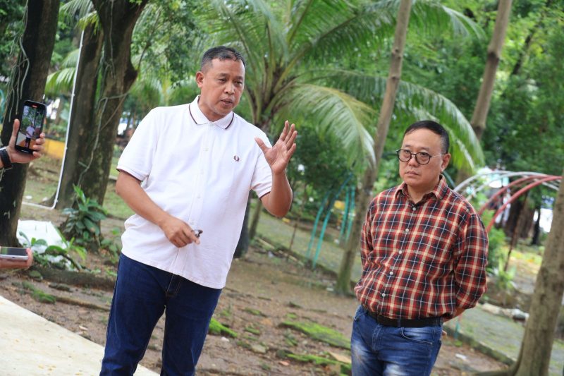 Wali Kota Bekasi, Tri Adhianto (kaos Putih)