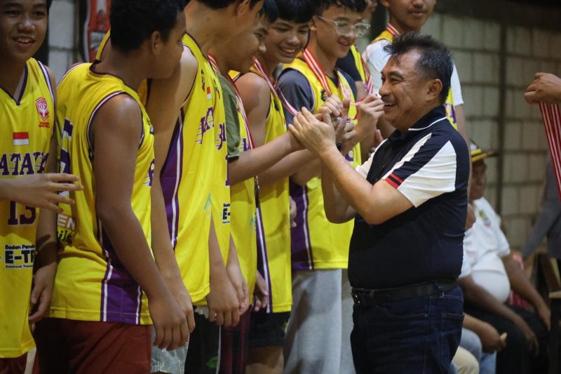 Wakil Wali Kota Bekasi Abdul Harris Bobihoe (mengenakan kaos hitam putih)