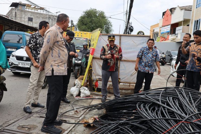 Tri Adhianto merespons cepat laporan warga yang disampaikan melalui pesan langsung (DM) Instagram terkait aktivitas galian fiber optic yang kembali merusak badan jalan di wilayah Pondok Gede.