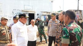  Wali Kota Bekasi, Tri Adhianto (baju putih lengan panjang dan memakai topi ada logo Pemkot)