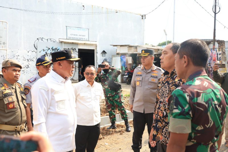  Wali Kota Bekasi, Tri Adhianto (baju putih lengan panjang dan memakai topi ada logo Pemkot)