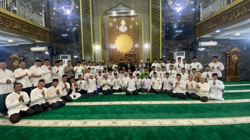 Wali Kota Bekasi, Tri Adhianto, menghadiri kegiatan tarawih keliling di Masjid Jami Nurul Ikhwan, Kel. Harapan Baru, Kec. Bekasi Utara