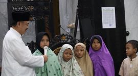 Wawali Abdul Harris Bobihoe yang mengenakan kemeja koko putih serta kopiah hitam.