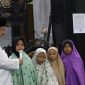 Wawali Abdul Harris Bobihoe yang mengenakan kemeja koko putih serta kopiah hitam.