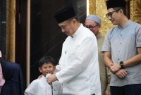 Wakil Wali Kota Bekasi Abdul Harris Bobihoe mengenakan koko putih hadiri santunan anak yatim dhuafa (foto bersama)
