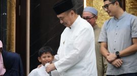 Wakil Wali Kota Bekasi Abdul Harris Bobihoe mengenakan koko putih hadiri santunan anak yatim dhuafa (foto bersama)