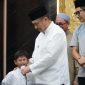 Wakil Wali Kota Bekasi Abdul Harris Bobihoe mengenakan koko putih hadiri santunan anak yatim dhuafa (foto bersama)