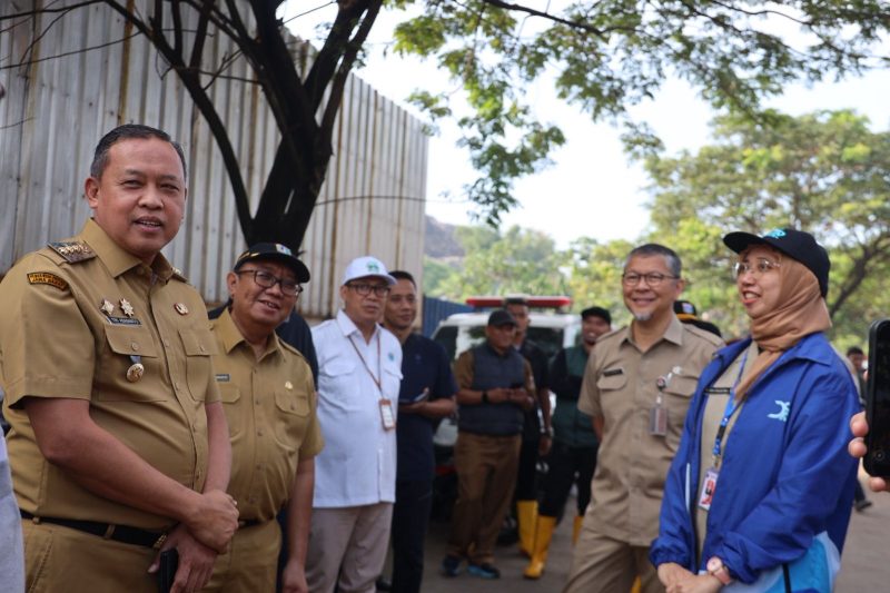 Wali Kota Bekasi Tri Adhianto merespons peristiwa longsor yang terjadi di kawasan TPST Bantargebang