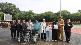 Tri Adhianto memberikan bantuan yang diberikan berjumlah 27 unit, yang terdiri dari 2 unit alat bantu dengar, 3 unit kursi roda, dan 2 paket perlengkapan sekolah bagi penerima manfaat.
