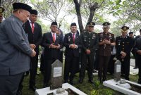 Wali Kota Bekasi, Tri Adhianto, memimpin langsung upacara ziarah dan tabur bunga di Taman Makam Pahlawan Bulan Kapal 
