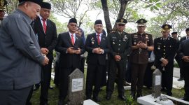 Wali Kota Bekasi, Tri Adhianto, memimpin langsung upacara ziarah dan tabur bunga di Taman Makam Pahlawan Bulan Kapal 