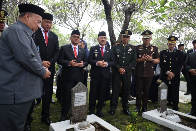 Wali Kota Bekasi, Tri Adhianto, memimpin langsung upacara ziarah dan tabur bunga di Taman Makam Pahlawan Bulan Kapal 