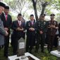 Wali Kota Bekasi, Tri Adhianto, memimpin langsung upacara ziarah dan tabur bunga di Taman Makam Pahlawan Bulan Kapal 