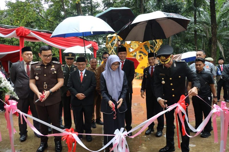 Wali Kota Bekasi Tri Adhianto meresmikan dua venue olahraga baru yakni Bekasi International Skate Track dan GOR Terpadu. 