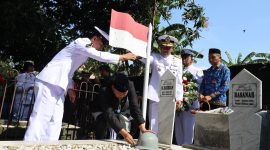 Wali Kota Bekasi Tri Adhianto bersama Wakil Wali Kota Bekasi Abdul Harris Bobihoe melakukan prosesi penyematan helm pahlawan di makam tokoh perjuangan Kota Bekasi, M. Hasibuan