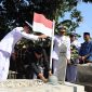 Wali Kota Bekasi Tri Adhianto bersama Wakil Wali Kota Bekasi Abdul Harris Bobihoe melakukan prosesi penyematan helm pahlawan di makam tokoh perjuangan Kota Bekasi, M. Hasibuan