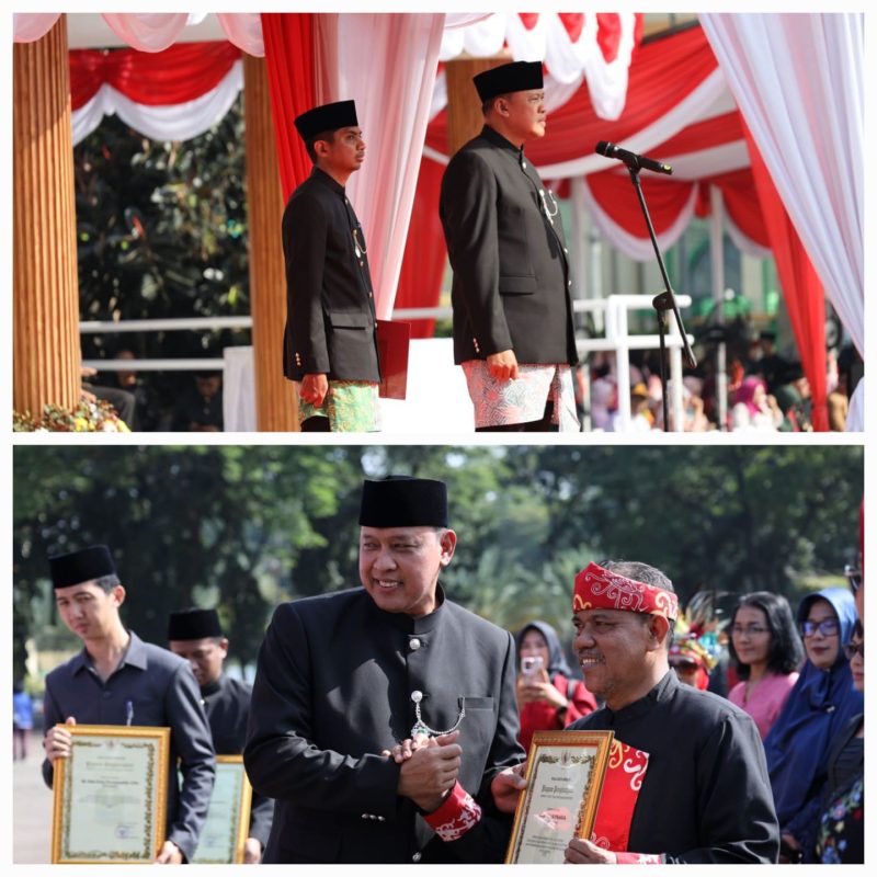 Wali Kota Bekasi, Tri Adhianto memberikan penghargaan kepada para pelaku seni dan budayawan 