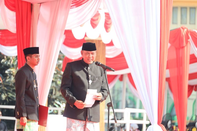 Wali Kota Bekasi, Tri Adhianto, saat menghadiri rangkaian peringatan HUT Kota Bekasi di Alun-Alun Kota Bekasi.