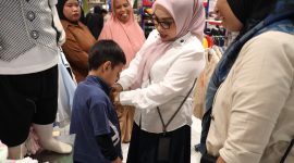 Ketua TP PKK Kota Bekasi Wiwiek Hargono bersama Wakil Ketua TP PKK Kota Bekasi Wuri Handayani, didampingi jajaran pengurus TP PKK Kota Bekasi serta Ketua TP PKK tingkat Kecamatan dan Kelurahan 