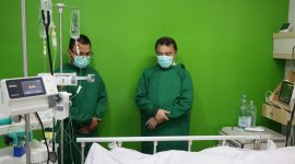 Wakil Wali Kota Bekasi Abdul Harris Bobihoe menjenguk dua korban ledakan Cimuning