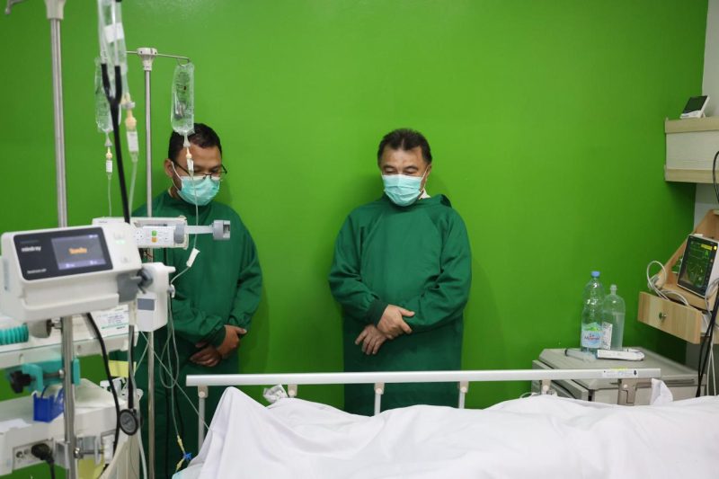 Wakil Wali Kota Bekasi Abdul Harris Bobihoe menjenguk dua korban ledakan Cimuning