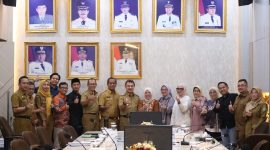 Wakil Wali Kota Bekasi Abdul Harris Bobihoe menerima kunjungan kerja anggota DPRD Komisi II Provinsi Jawa Barat di Pendopo Wali Kota Bekasi