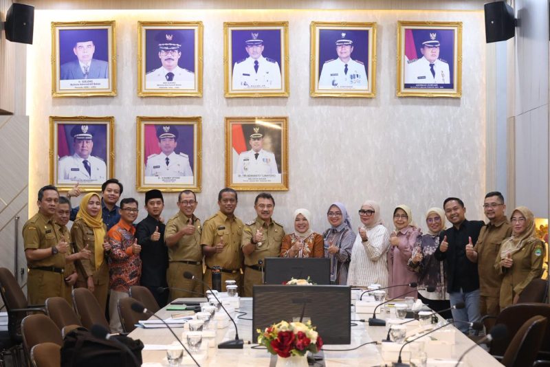 Wakil Wali Kota Bekasi Abdul Harris Bobihoe menerima kunjungan kerja anggota DPRD Komisi II Provinsi Jawa Barat di Pendopo Wali Kota Bekasi