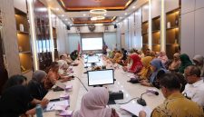 Kegiatan ini dihadiri oleh pihak Kemenkes RI, Kadinkes Kota Bekasi, Wakil Ketua TP PKK Wuri Handayani serta berbagai organisasi wanita.