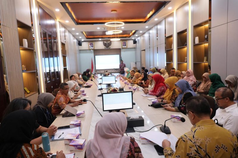 Kegiatan ini dihadiri oleh pihak Kemenkes RI, Kadinkes Kota Bekasi, Wakil Ketua TP PKK Wuri Handayani serta berbagai organisasi wanita.