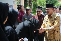 Wakil Wali Kota Bekasi Abdul Harris Bobihoe didampingi Kabag Kesra dan Camat Mustika Jaya melayat ke kediaman korban yakni Aulia Putri di Mahkota Cimuning, Mustika Jaya.
