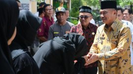 Wakil Wali Kota Bekasi Abdul Harris Bobihoe didampingi Kabag Kesra dan Camat Mustika Jaya melayat ke kediaman korban yakni Aulia Putri di Mahkota Cimuning, Mustika Jaya.
