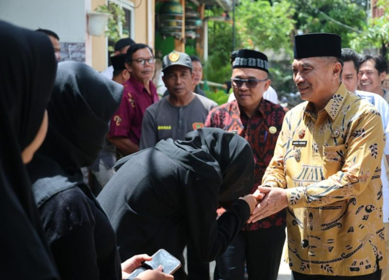 Wakil Wali Kota Bekasi Abdul Harris Bobihoe didampingi Kabag Kesra dan Camat Mustika Jaya melayat ke kediaman korban yakni Aulia Putri di Mahkota Cimuning, Mustika Jaya.
