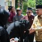 Wakil Wali Kota Bekasi Abdul Harris Bobihoe didampingi Kabag Kesra dan Camat Mustika Jaya melayat ke kediaman korban yakni Aulia Putri di Mahkota Cimuning, Mustika Jaya.
