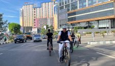 Wali Kota Bekasi, Tri Adhianto bersepeda dari kediamannya menuju Kantor Pemerintah Kota Bekasi