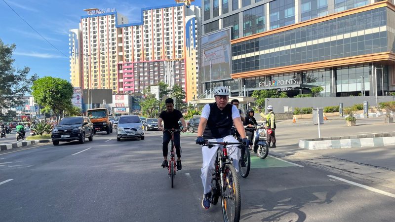 Wali Kota Bekasi, Tri Adhianto bersepeda dari kediamannya menuju Kantor Pemerintah Kota Bekasi