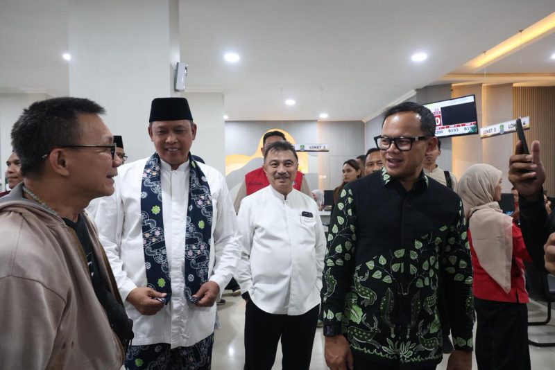  Wali Kota Bekasi, Tri Adhianto, bersama Wakil Wali Kota Bekasi, Harris Bobihoe, menerima kunjungan Wakil Menteri Dalam Negeri (Wamendagri), Bima Arya Sugiarto, di Kantor Pemerintah Kota Bekasi 