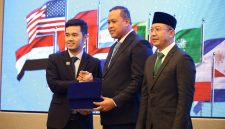 Menteri Pendidikan Dasar dan Menengah Republik Indonesia, Abdul Mu’ti, serta Wali Kota Bekasi, Tri Adhianto.