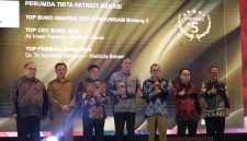 Tri Adhianto, bersama jajaran Badan Usaha Milik Daerah (BUMD) {foto bersama)