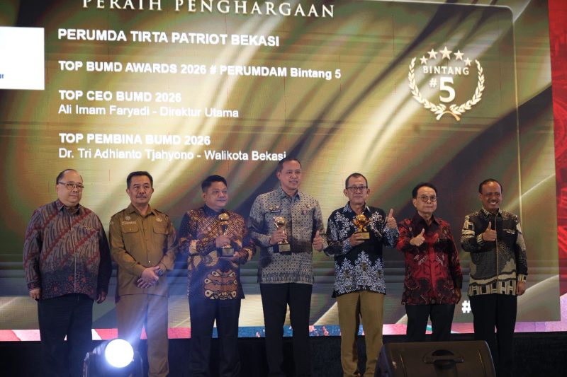 Tri Adhianto, bersama jajaran Badan Usaha Milik Daerah (BUMD) {foto bersama)