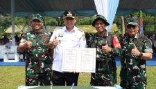 Wali Kota Bekasi, Tri Adhianto bersama TNI resmi membuka program TNI Manunggal Membangun Desa (TMMD) ke-128