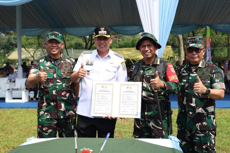 Wali Kota Bekasi, Tri Adhianto bersama TNI resmi membuka program TNI Manunggal Membangun Desa (TMMD) ke-128
