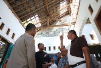 Wali Kota Bekasi, Tri Adhianto, (memakai kaos putih  hitam) turun langsung meninjau lokasi